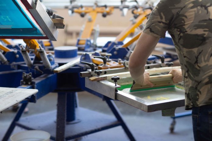 serigraphy silk screen print process clothes factory frame squeegee plastisol color paints 1 scaled