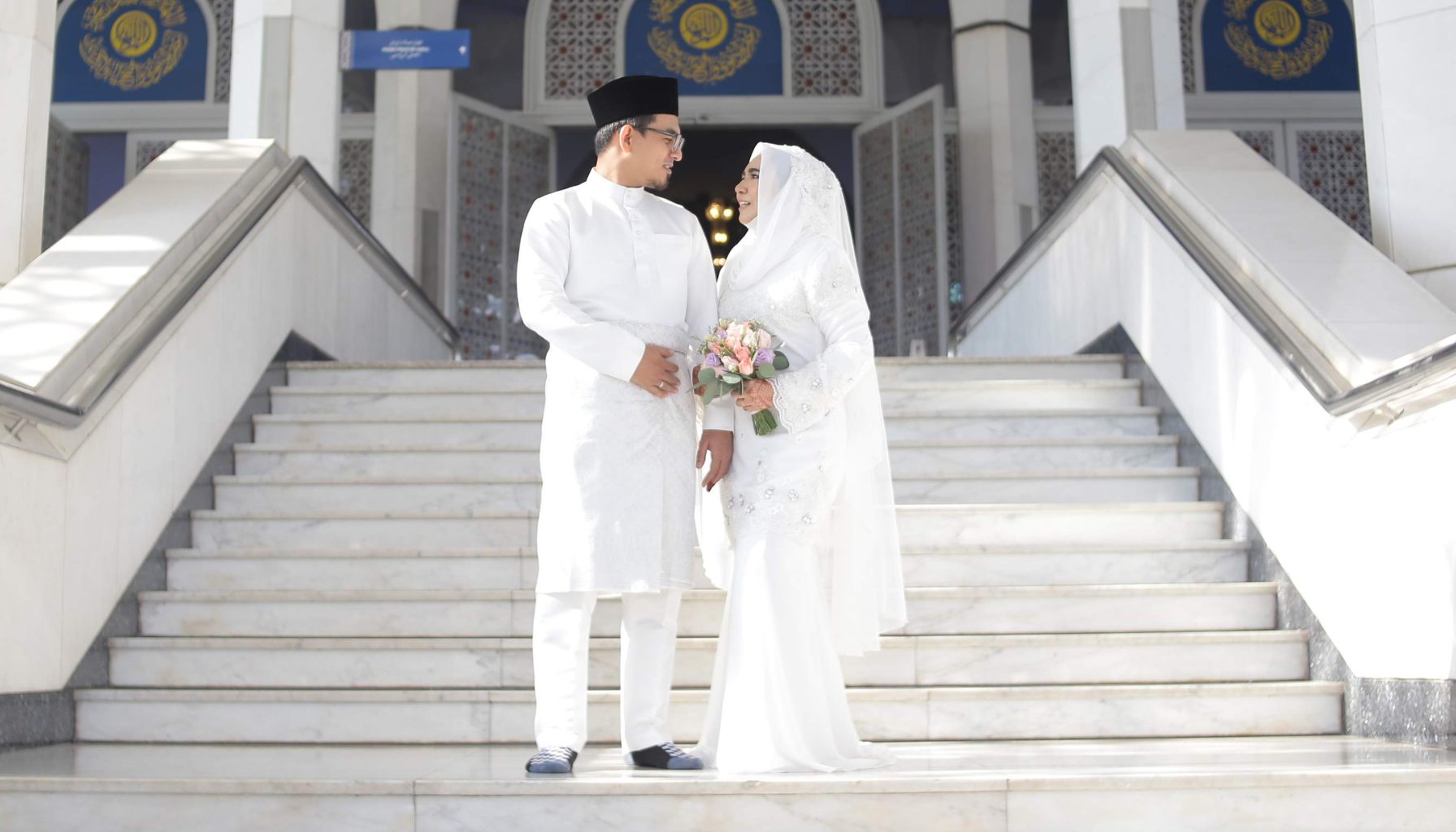 Baju Pernikahan Melayu dengan Kain Samping