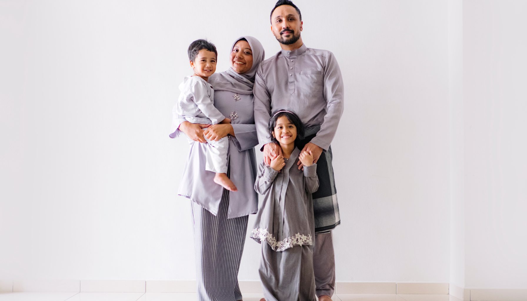 Baju Lebaran Keluarga Bernuansa Abu Abu