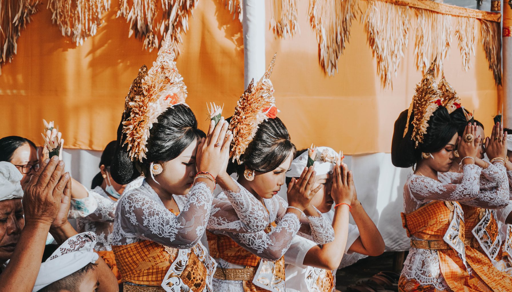 Ilustrasi Pemakaian Baju Adat Bali ke Upacara Adat