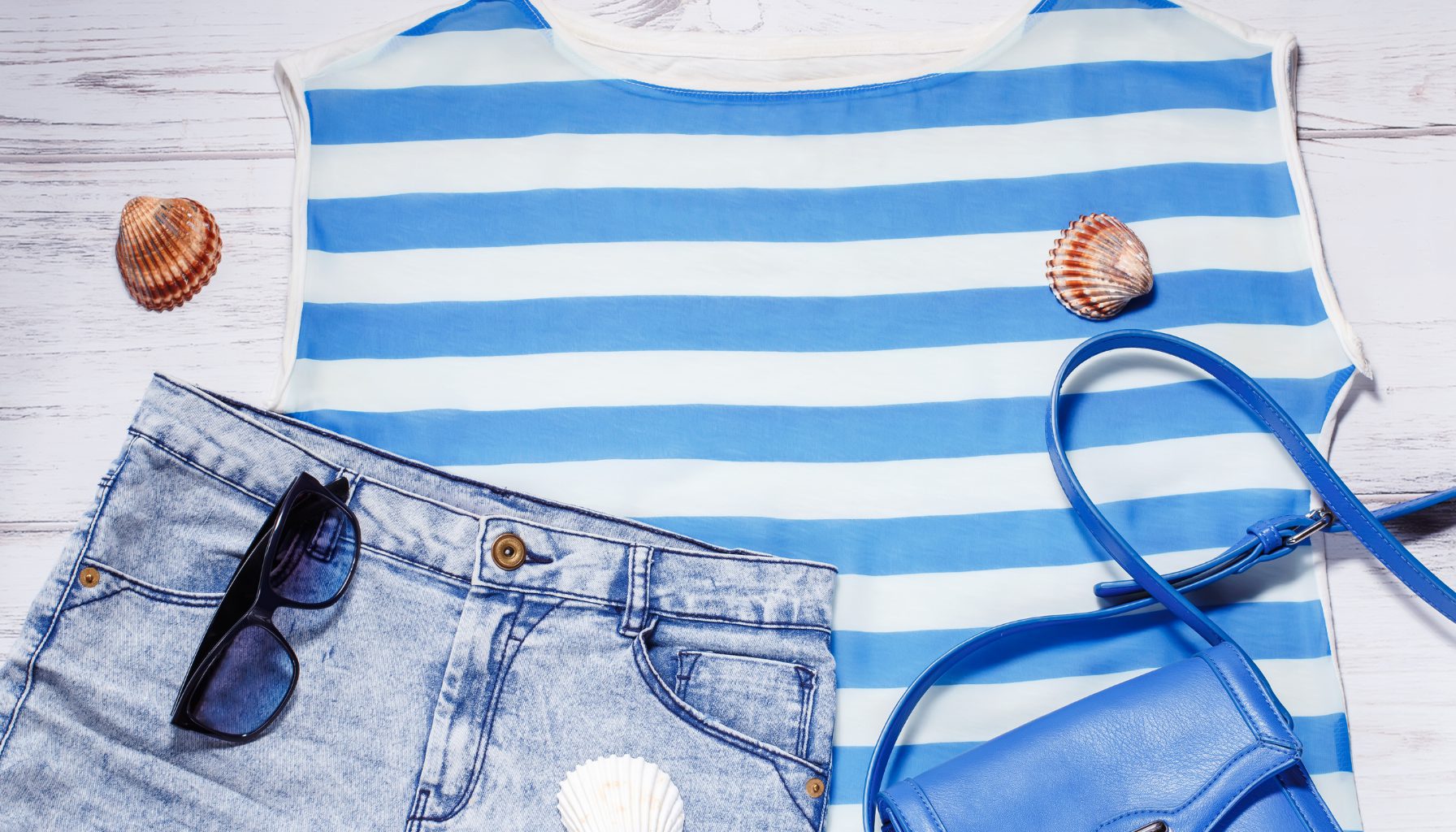 Tips Memadukan Aksesoris dengan Outfit Warna Biru