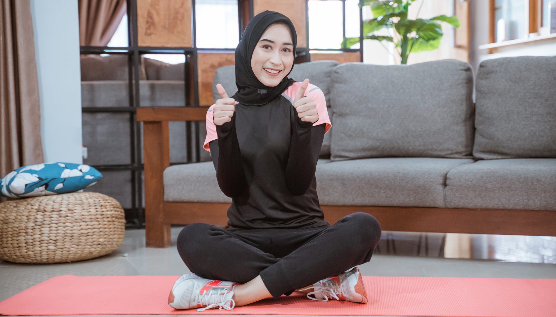 Outfit Olahraga Hijab dengan Celana Training