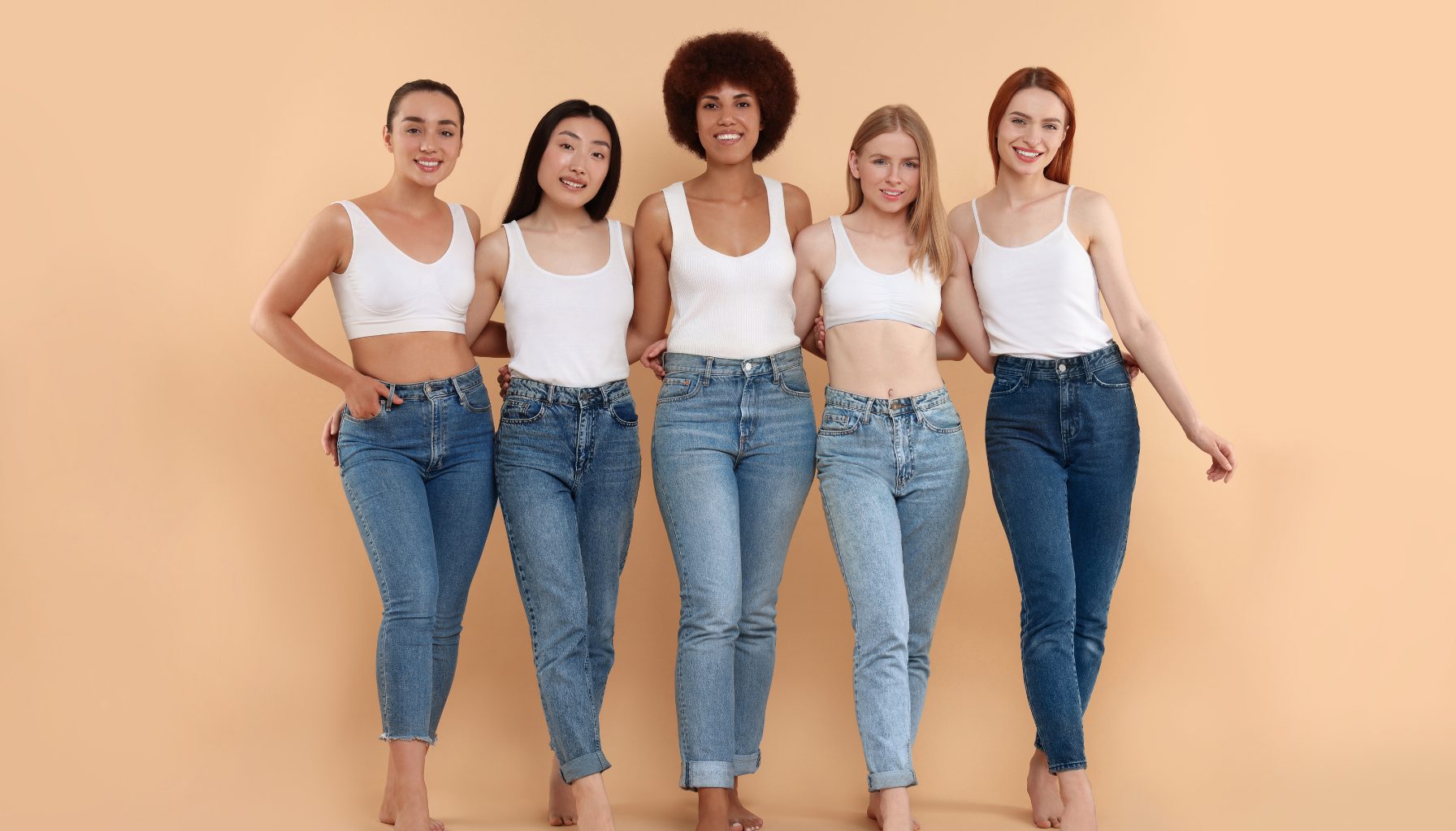 Ilustrasi Wanita dengan Berbagai Tinggi Badan yang Mengenakan High Rise Jeans