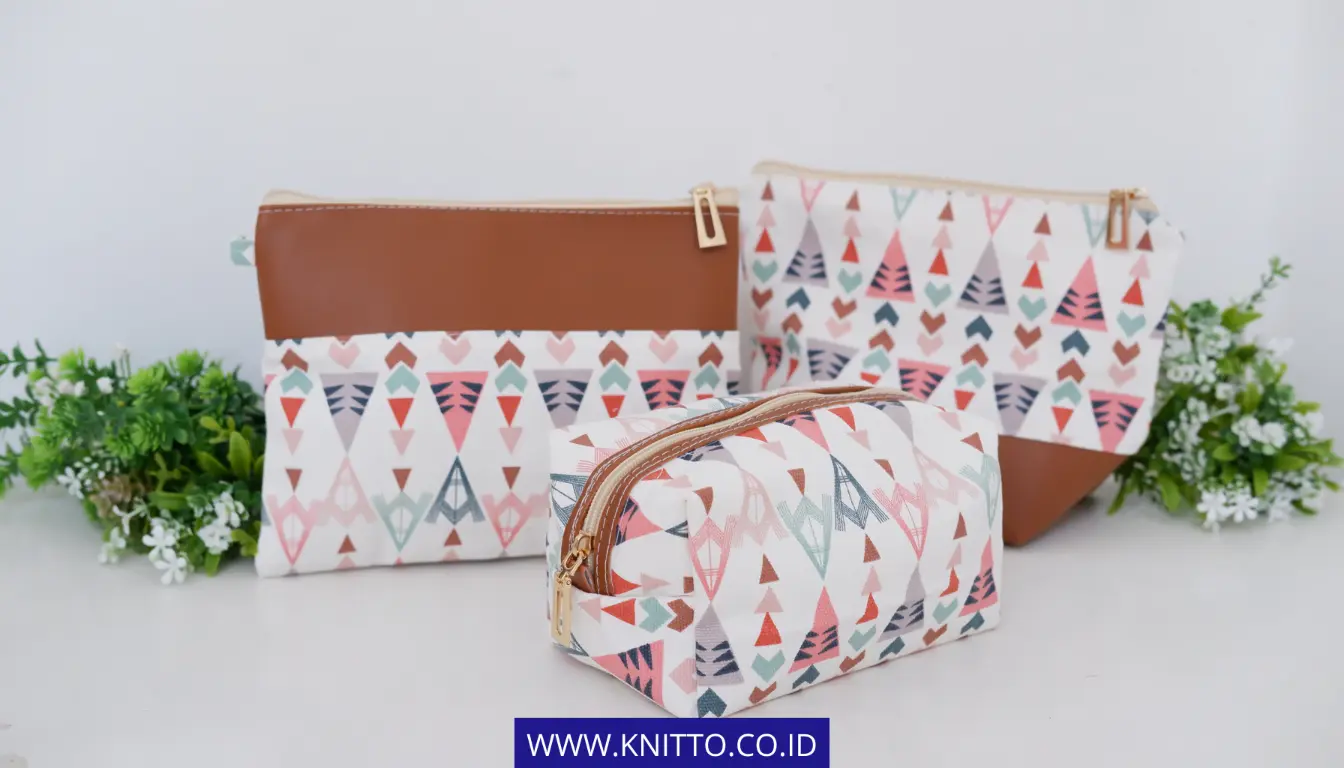 Contoh Pouch Bag dengan Zipper dalam Aneka Bentuk, dan Bahan Kulit Sintetis