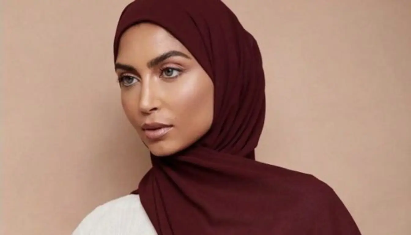 Kerudung Warna Burgundy untuk Kulit Sawo Matang