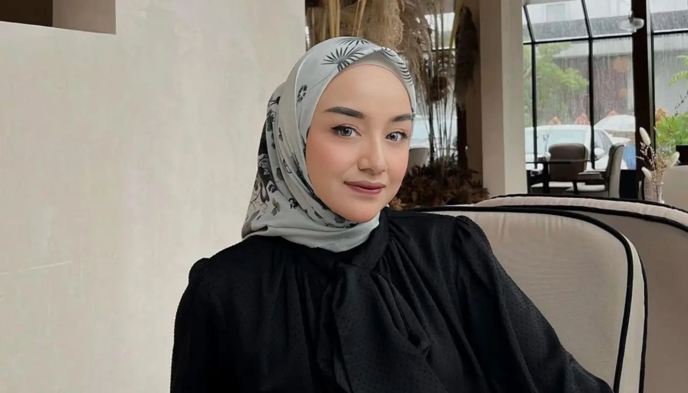 Baju Hitam Cocok dengan Jilbab Warna Apa Abu abu Muda