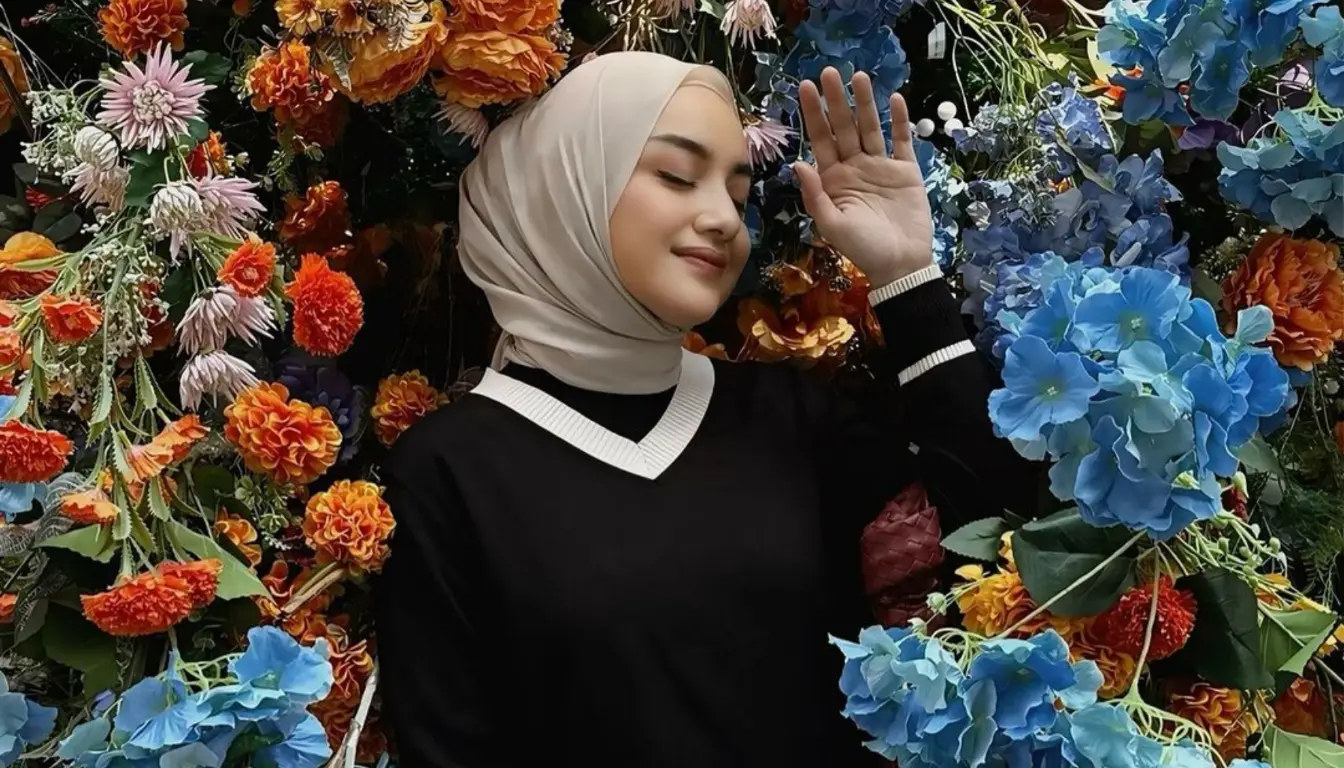 Baju Hitam Cocok dengan Jilbab Warna Apa - Beige