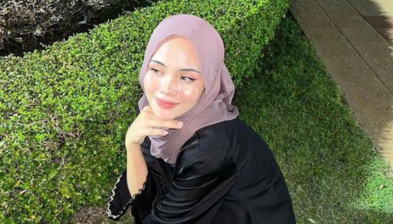 Baju Hitam Cocok dengan Jilbab Warna Apa - Dusty Pink