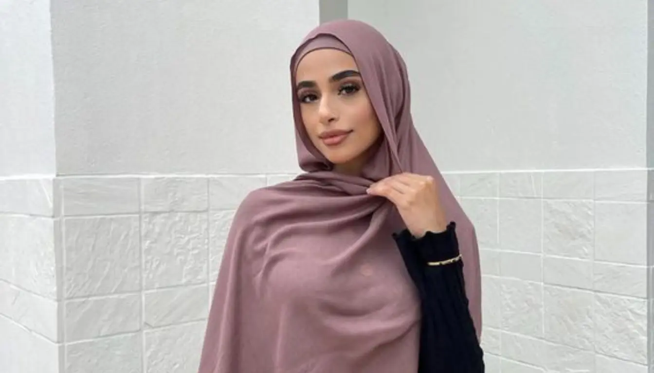 Baju Hitam Cocok dengan Jilbab Warna Apa - Mauve