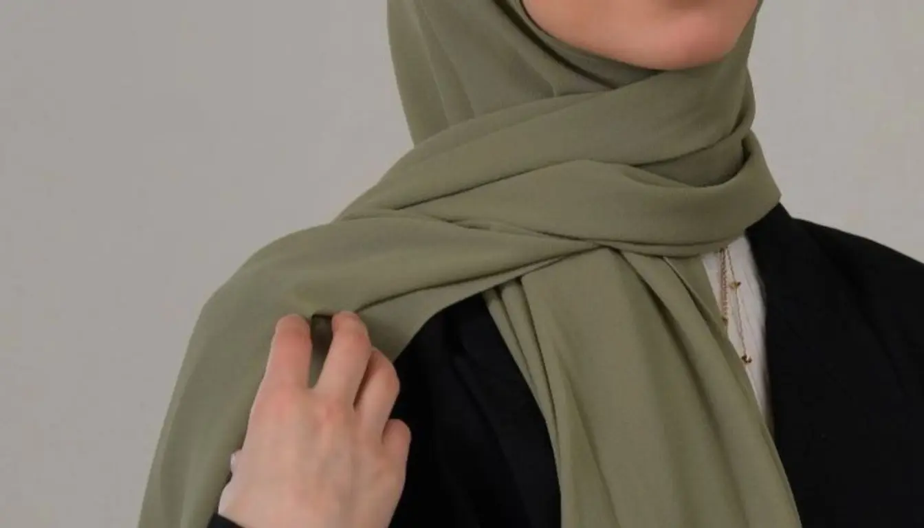 Baju Hitam Cocok dengan Jilbab Warna Apa - Olive Green