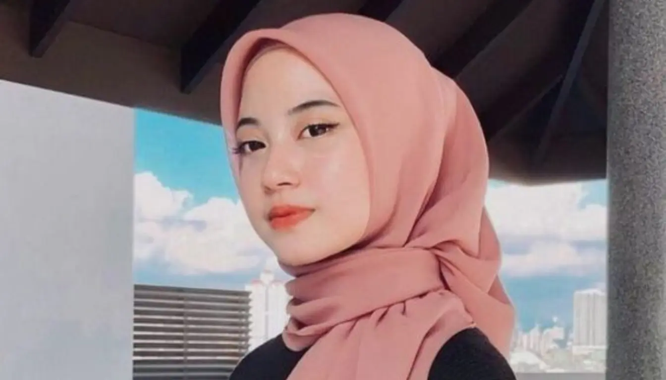 Baju Hitam Cocok dengan Jilbab Warna Apa - Peach