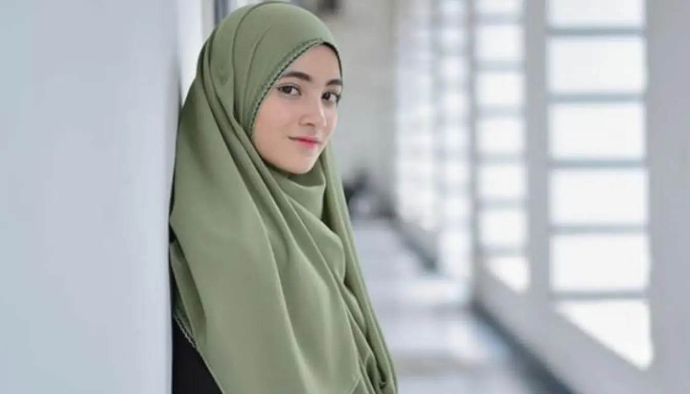 Baju Hitam Cocok dengan Jilbab Warna Apa - Sage Green