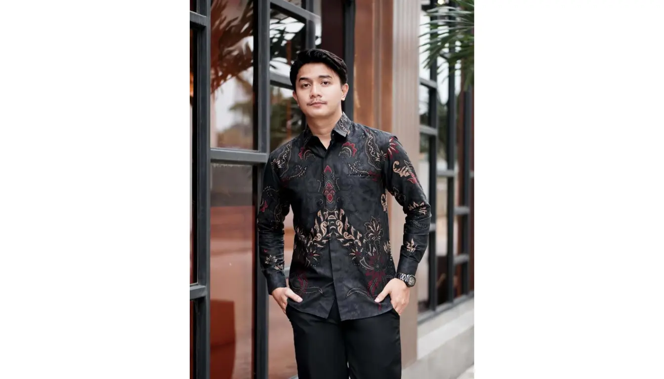 Model Baju Batik Pria Hitam