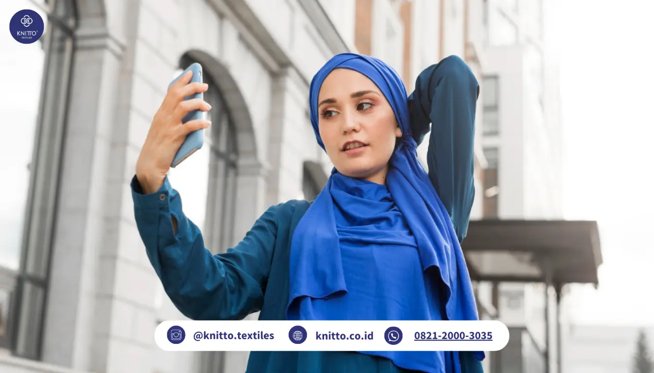 ilustrasi orang mengenakan jilbab warna biru