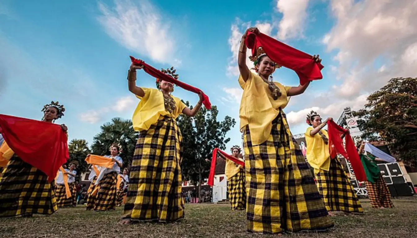 ilustrasi pemakaian baju bodo saat festival kebudayaan