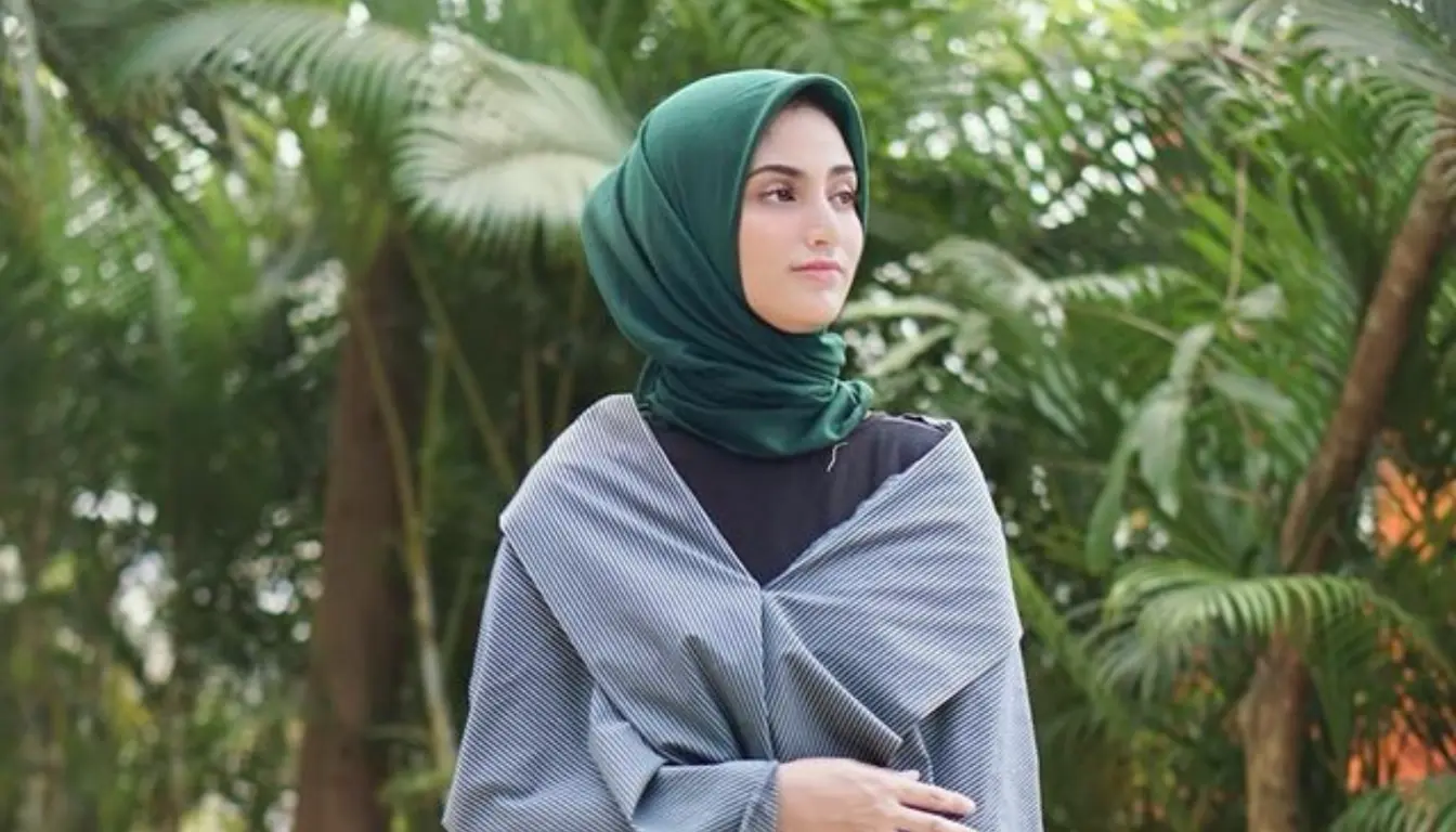 Baju Abu-abu Cocok dengan Jilbab Warna Apa - Hijau Botol