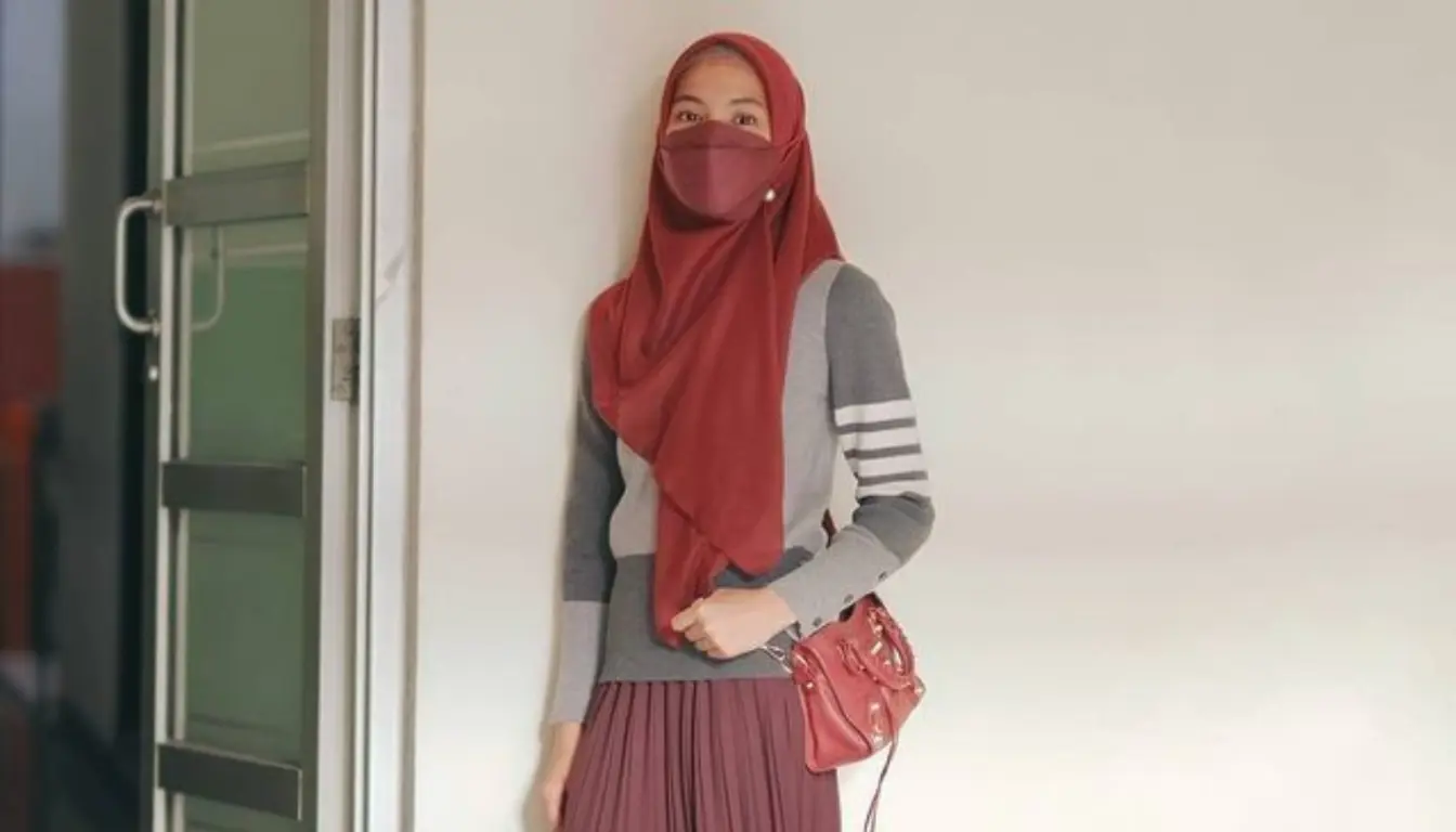 Baju Abu-abu Cocok dengan Jilbab Warna Apa - Maroon