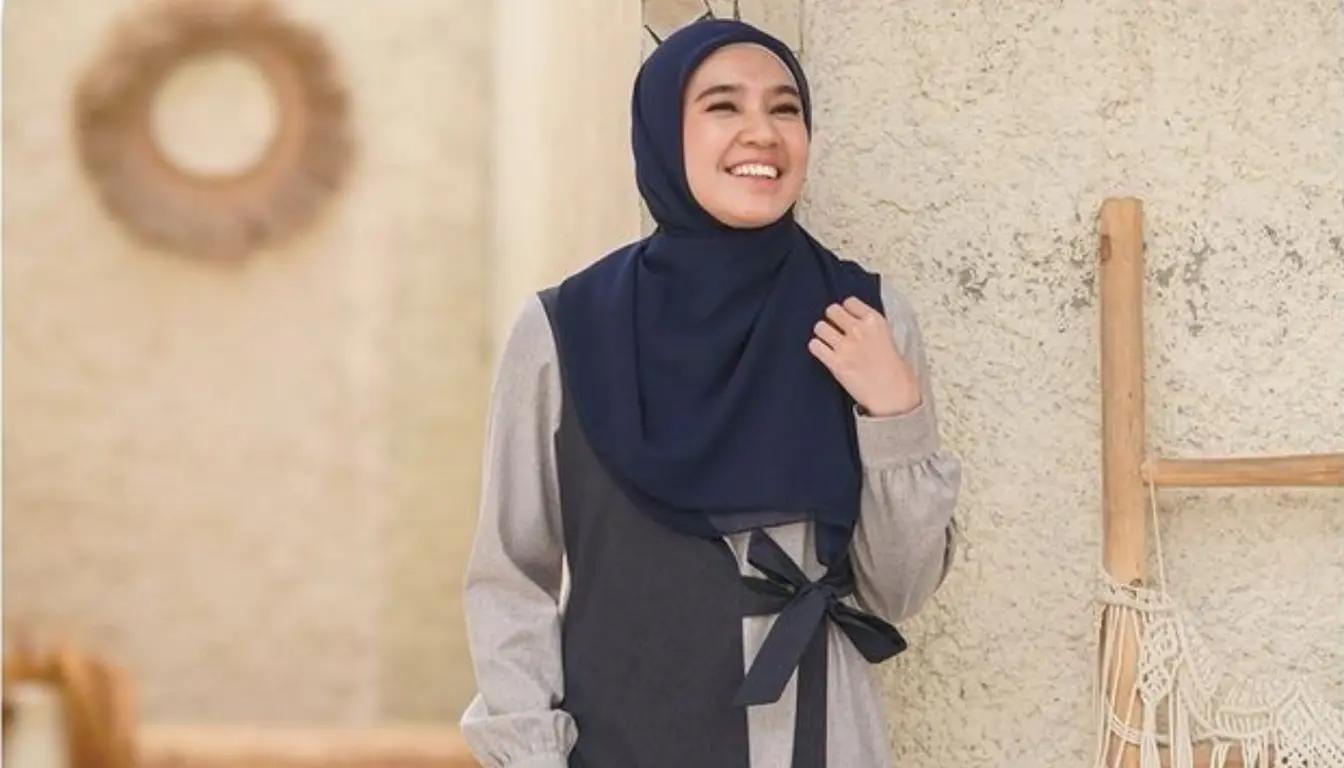 Baju Abu-abu Cocok dengan Jilbab Warna Apa - Navy Blue