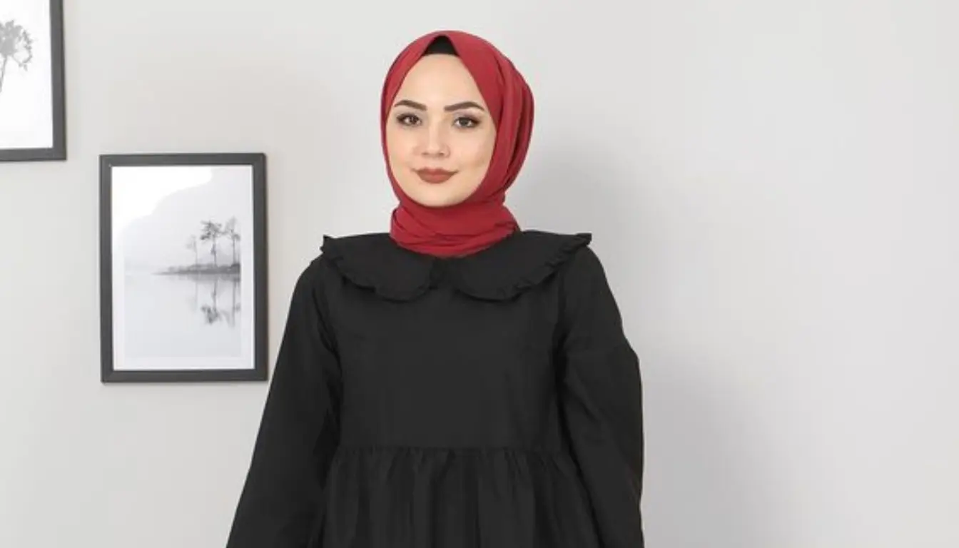 Gamis Hitam dengan Jilbab Merah