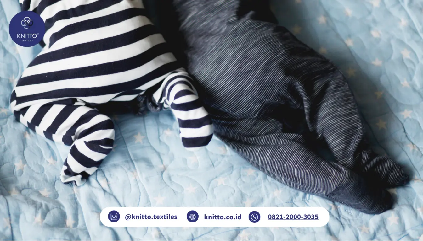 Ilustrasi Pemakaian Onesie pada Bayi dengan Motif Salur