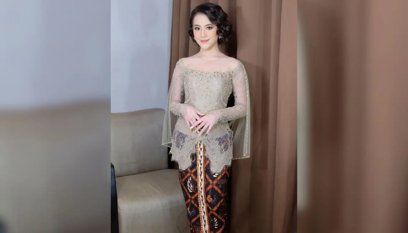 Model Kebaya Brokat Modern dengan Cape