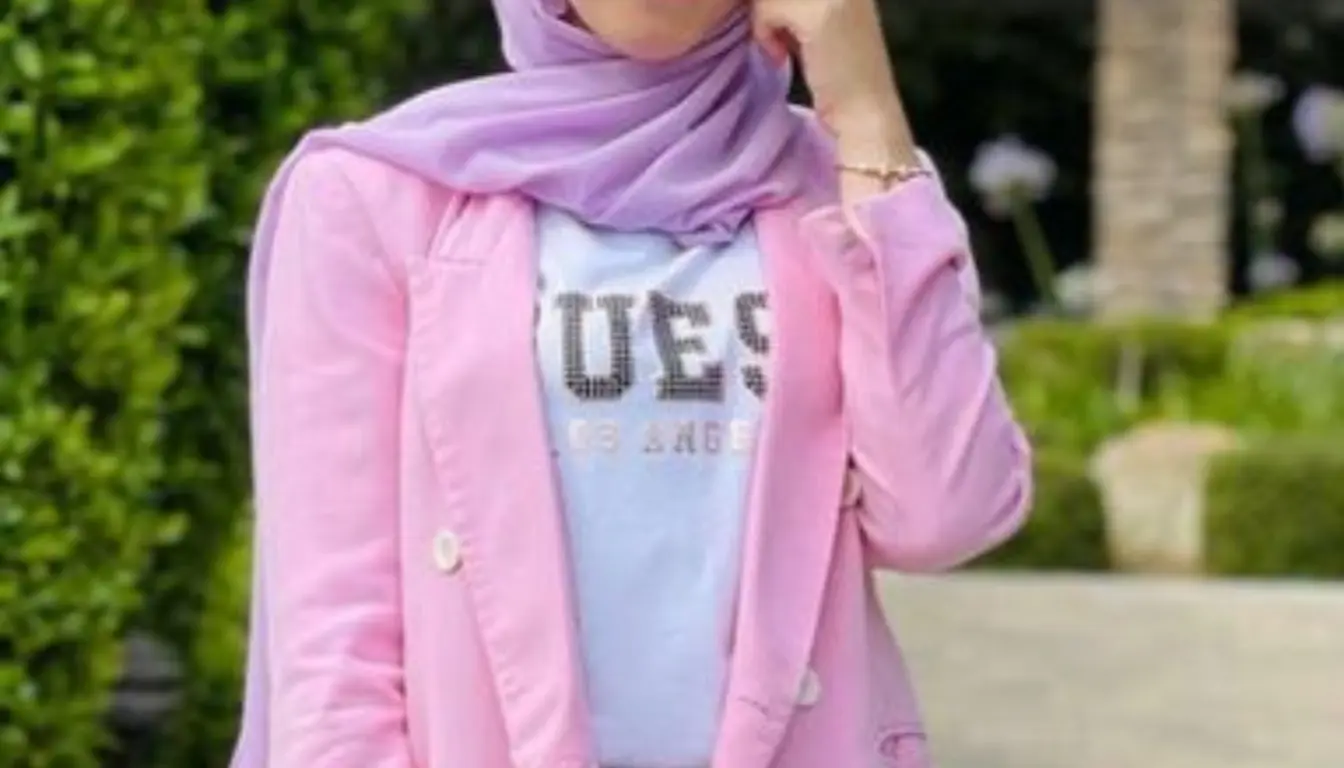 Perpaduan Baju Pink dengan Jilbab Warna Lilac