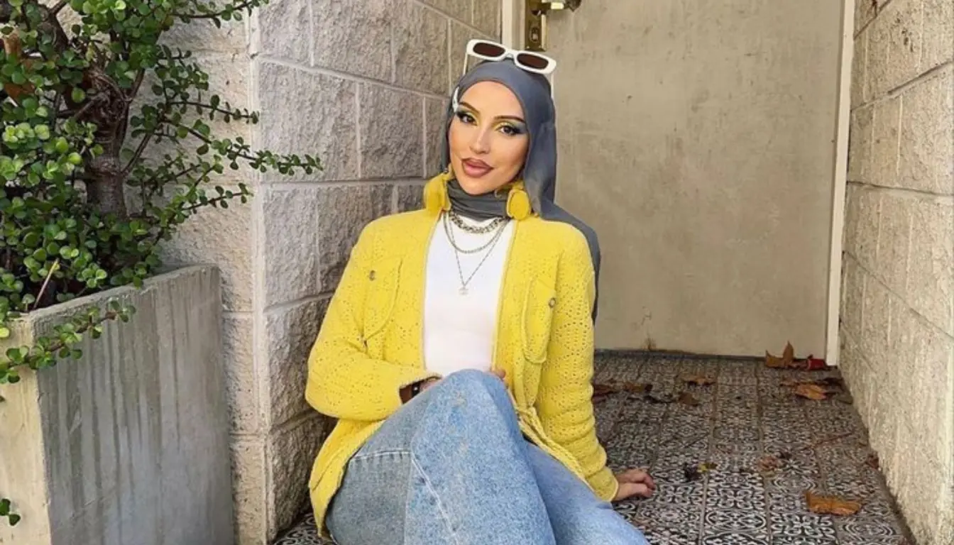 Baju Kuning Cocok dengan Jilbab Warna Apa - Abu abu