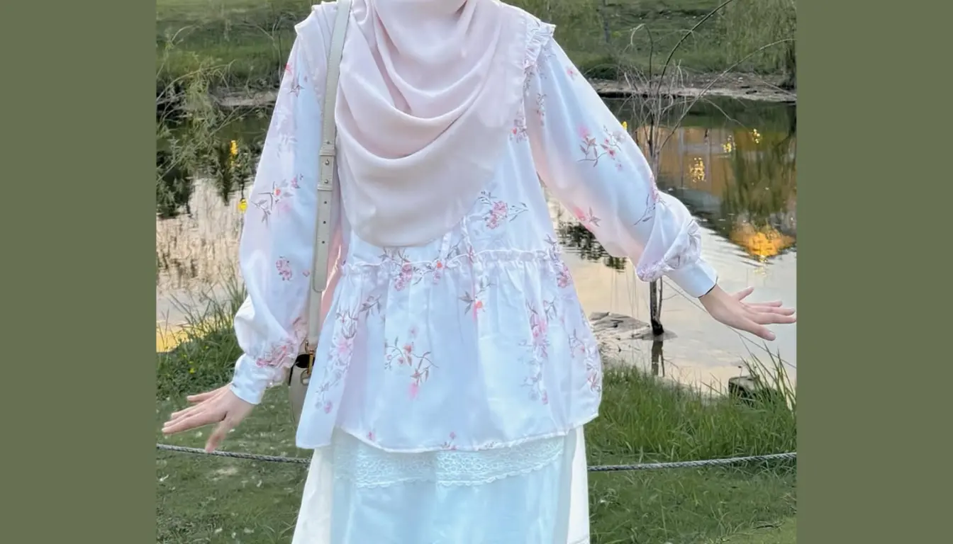 Ilustrasi Tunik dengan Motif Floral Feminin