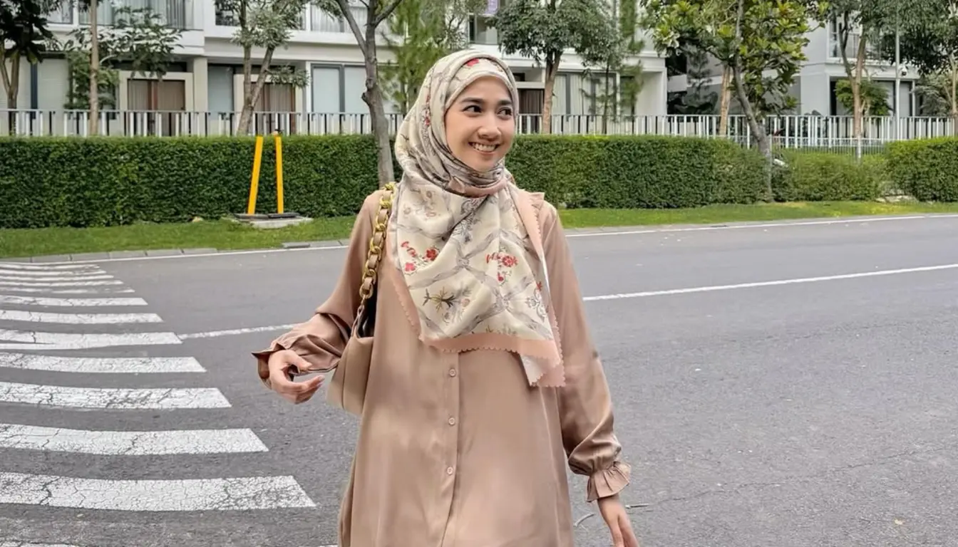 Kombinasi Baju Coklat dengan Jilbab Motif