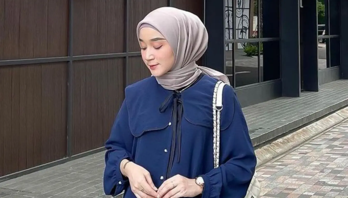 Kombinasi Baju Navy dengan Jilbab Beige