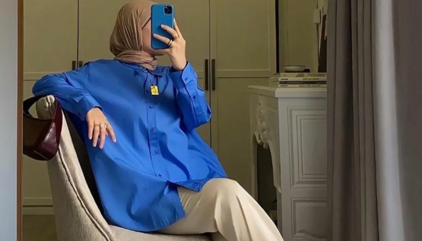 Kombinasi Baju Navy dengan Jilbab Cokat Tua