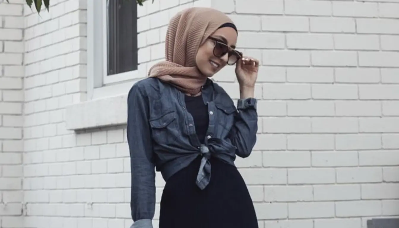 Kombinasi Baju Navy dengan Jilbab Coklat Mocha (Sumber: Pinterest)