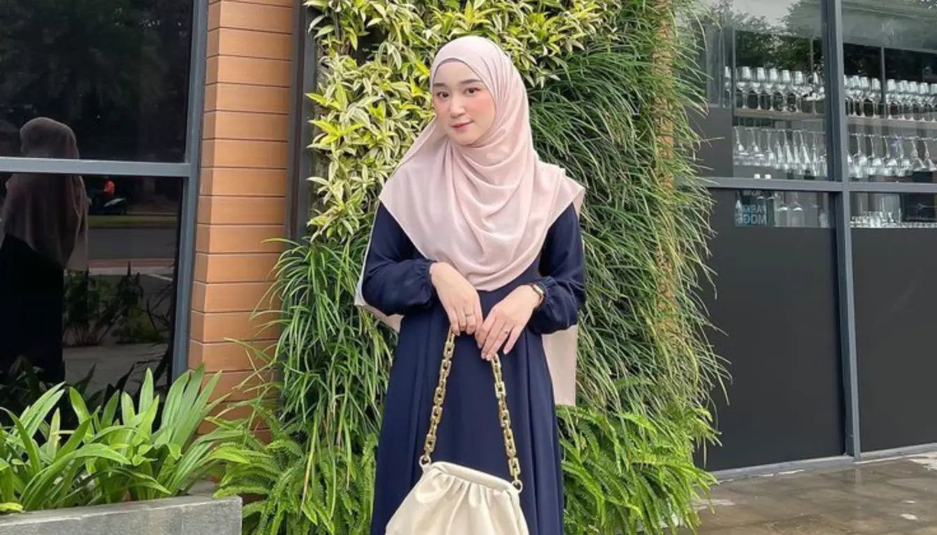 Kombinasi Baju Navy dengan Jilbab Dusty Pink