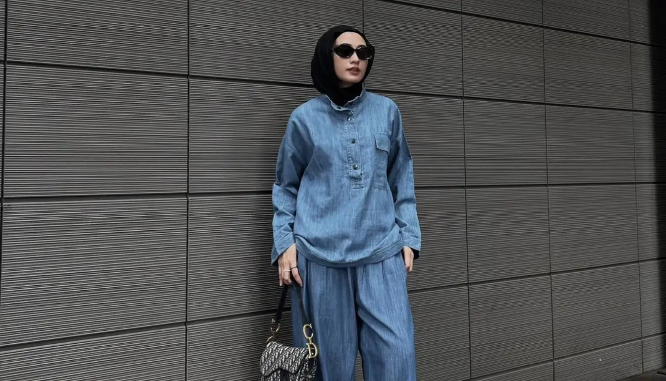 Kombinasi Baju Navy dengan Jilbab Hitam