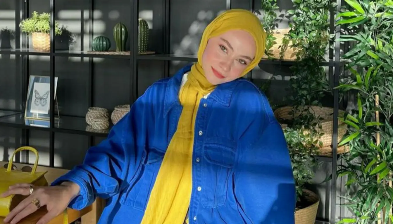 Kombinasi Baju Navy dengan Jilbab Kuning Mustard