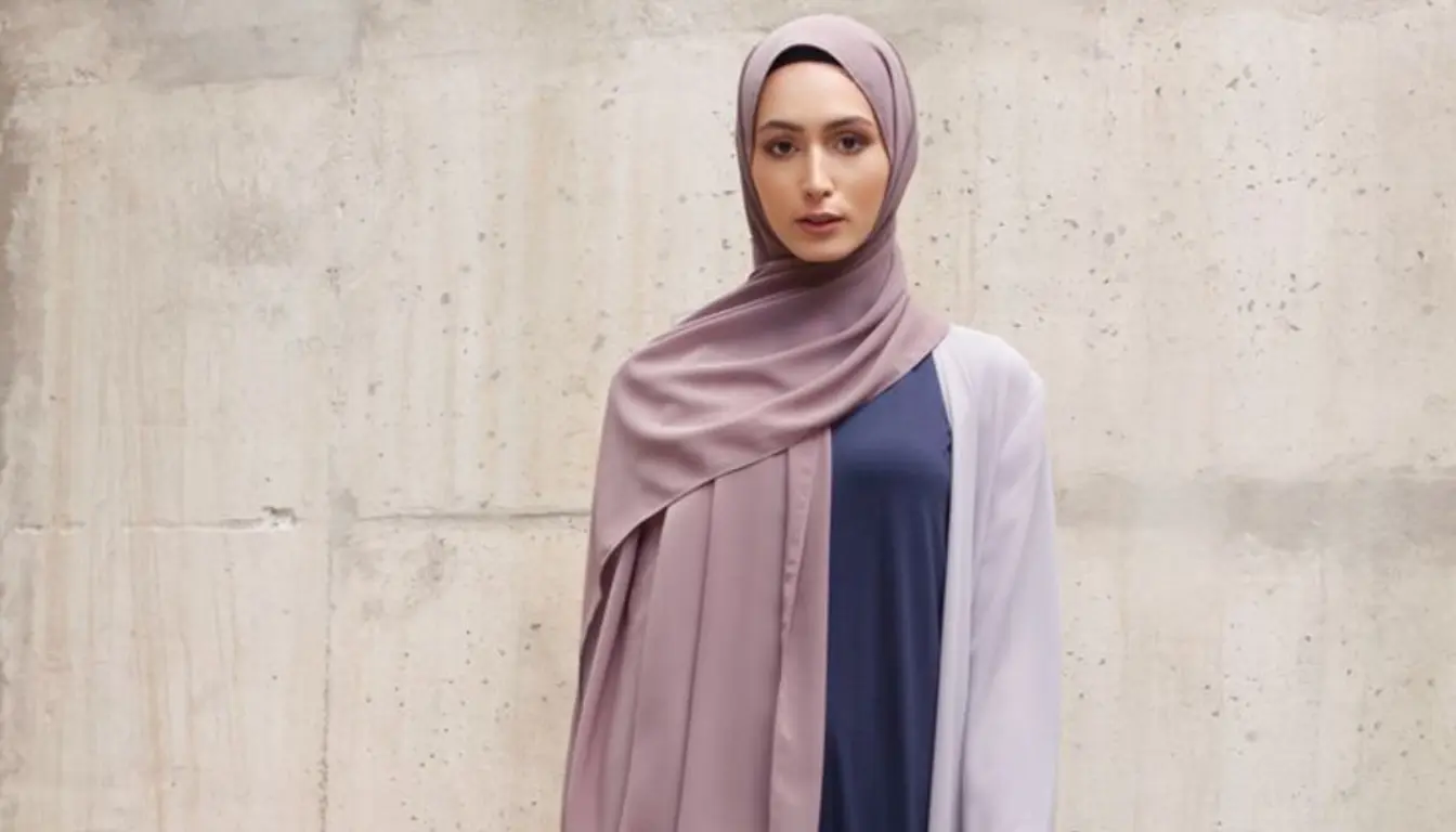 Kombinasi Baju Navy dengan Jilbab Lilac