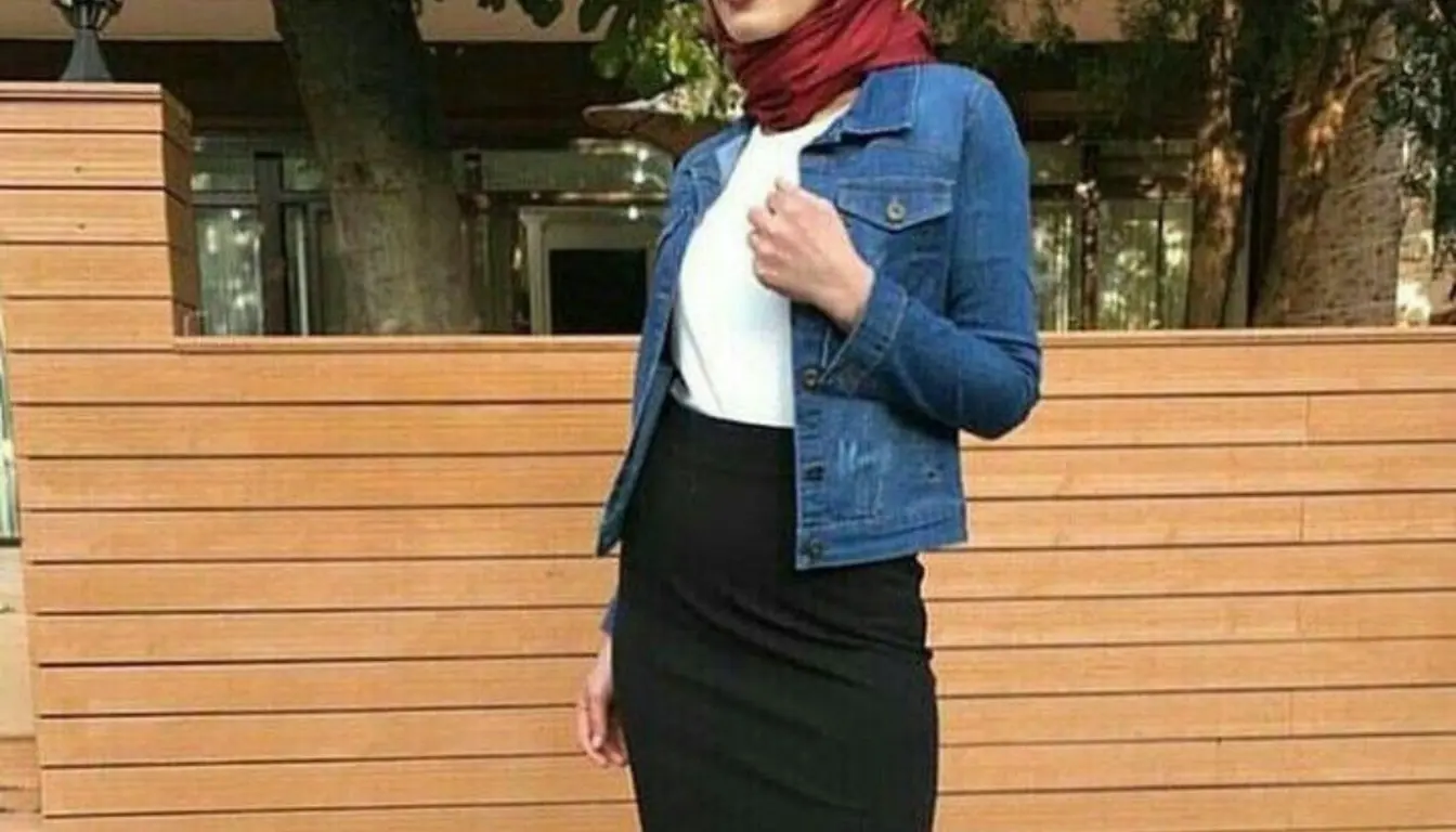 Kombinasi Baju Navy dengan Jilbab Merah