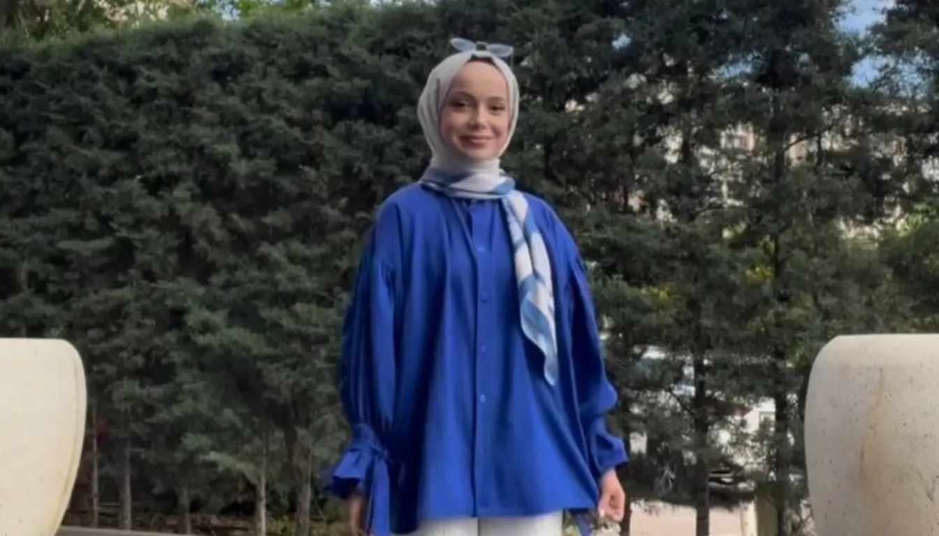 Kombinasi Baju Navy dengan Jilbab Motif