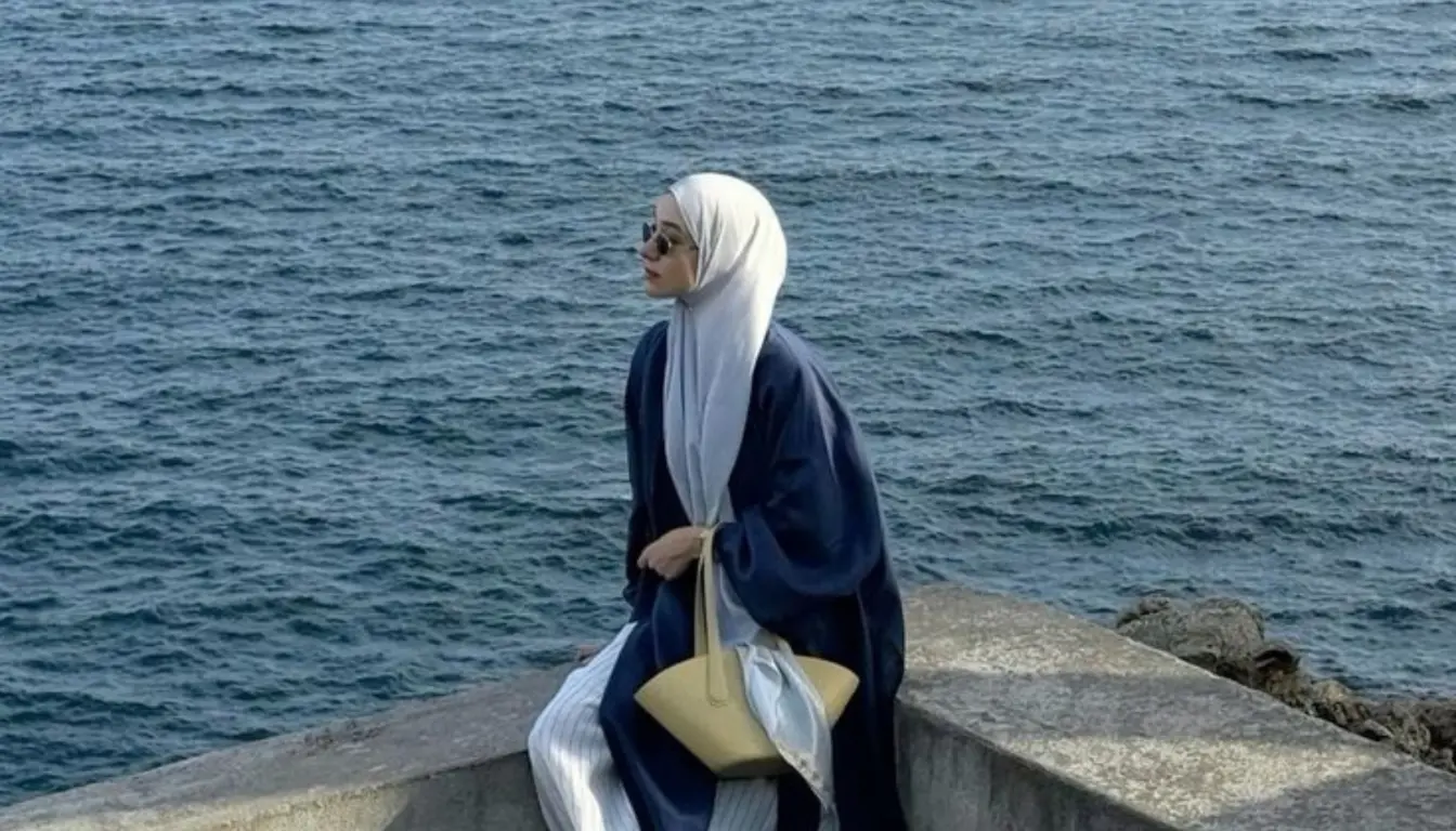 Kombinasi Baju Navy dengan Jilbab Putih