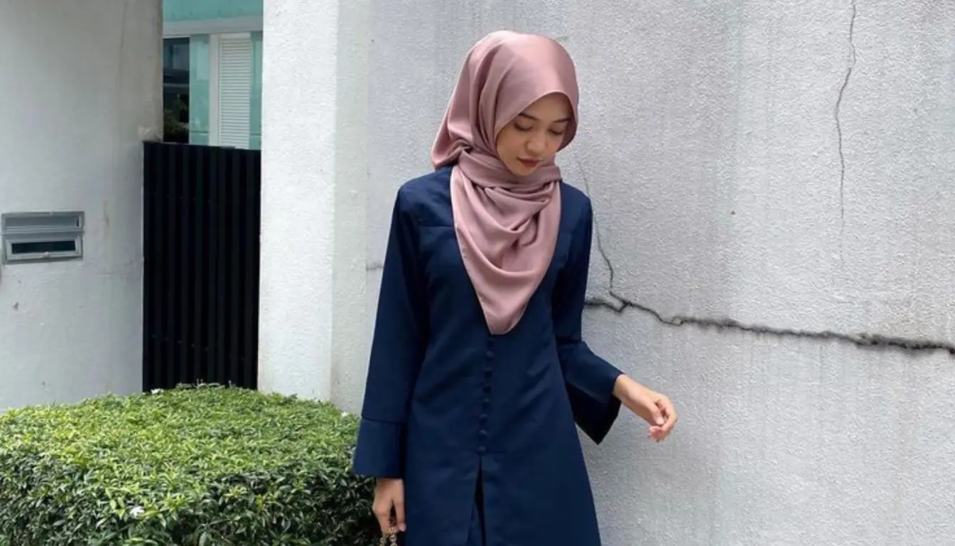 Kombinasi Baju Navy dengan Jilbab Rose Gold