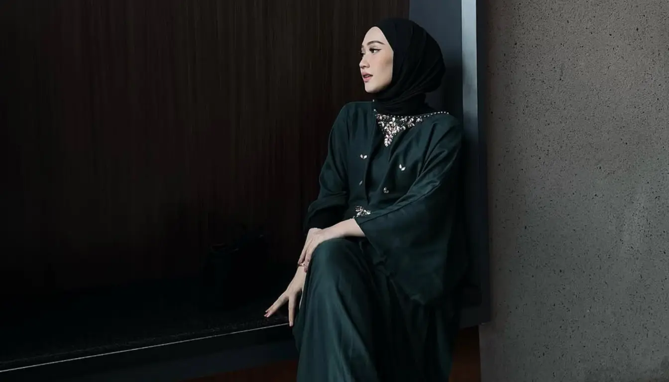 Baju Hijau Cocok dengan Jilbab Warna Apa - Hitam