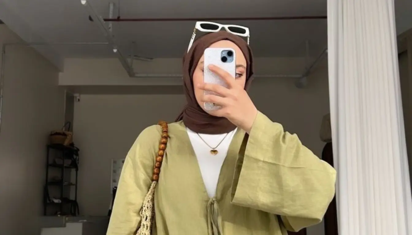 Baju Hijau Cocok dengan Jilbab Warna Apa - Cokelat Tua