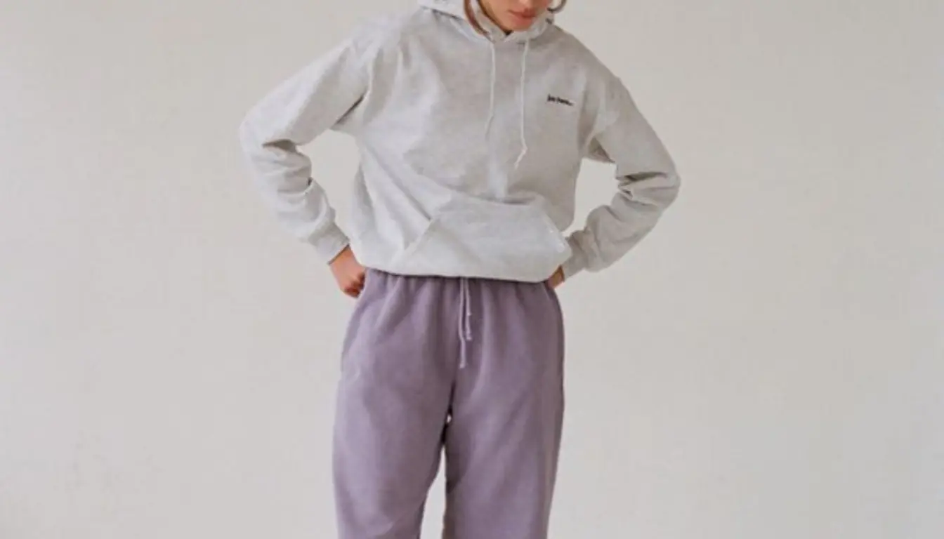 ilustrasi outfit jogging oversized hoodie combined with jogger pants