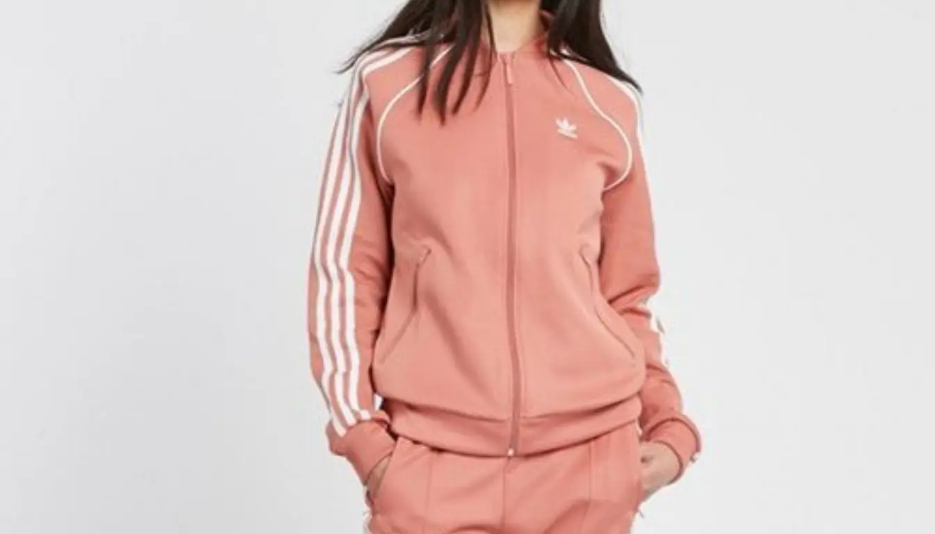 ilustrasi outfit jogging tracksuit