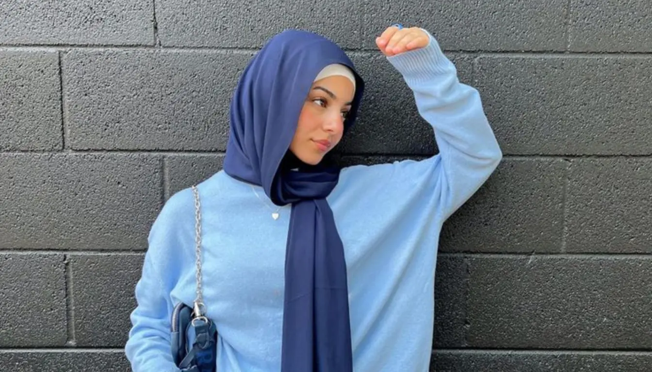 Baju Biru Muda Cocok dengan Jilbab Warna Apa? Coba Warna Navy! (Sumber: Pinterest)