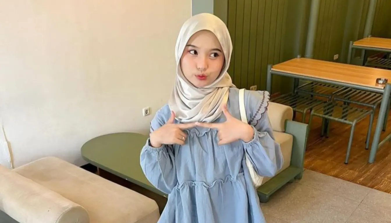 Baju Biru Muda Cocok dengan Jilbab Warna Apa? Coba Warna Silver! (Sumber: Pinterest)