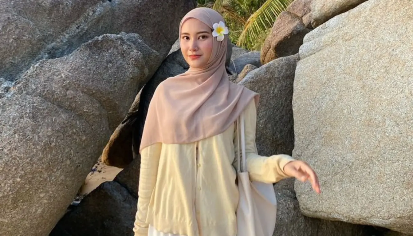 Ilustrasi OOTD Pantai Hijab yang Simple