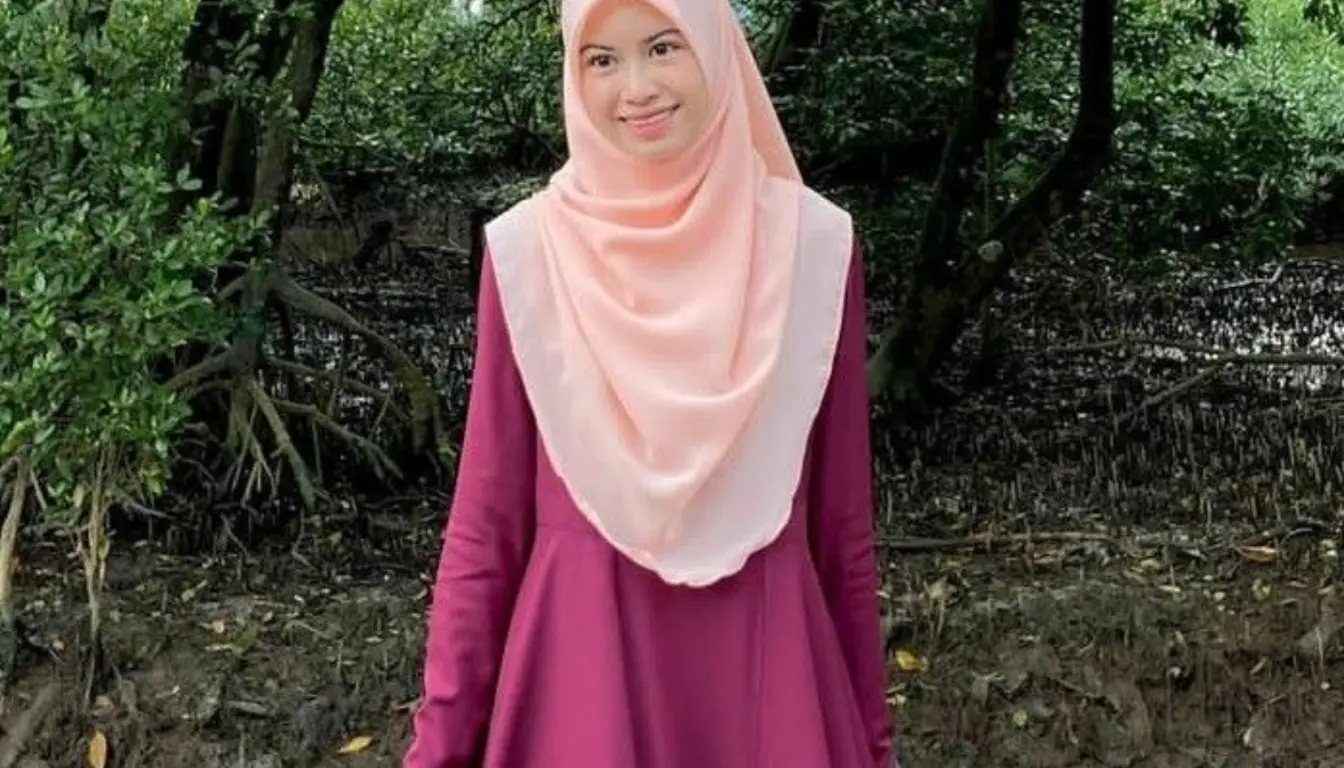 Baju Burgundy Cocok dengan Jilbab Warna Apa? Coba Warna Peach!