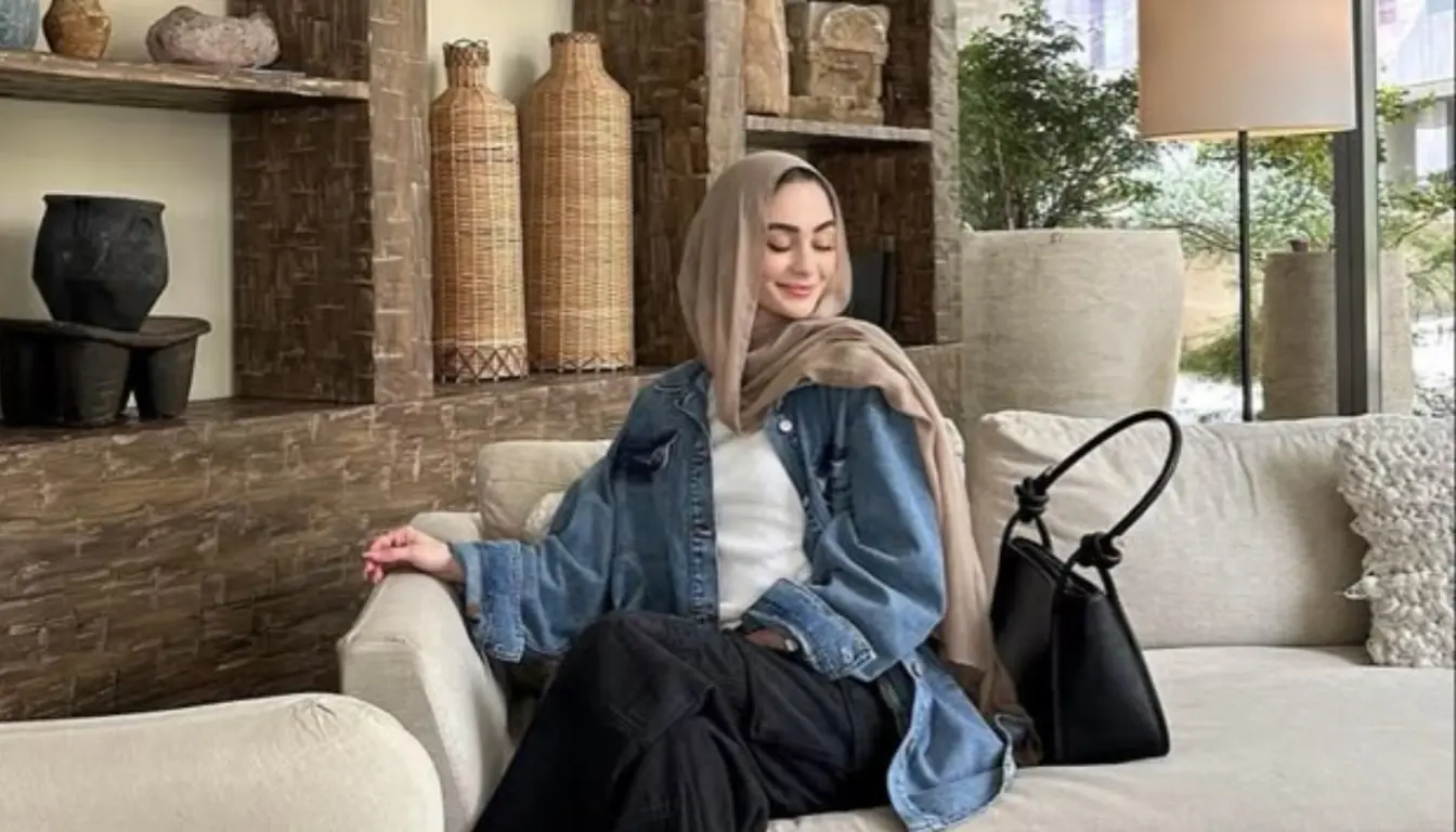 Baju Denim Cocok dengan Jilbab Warna Apa? Coba Jilbab Cokelat Susu!