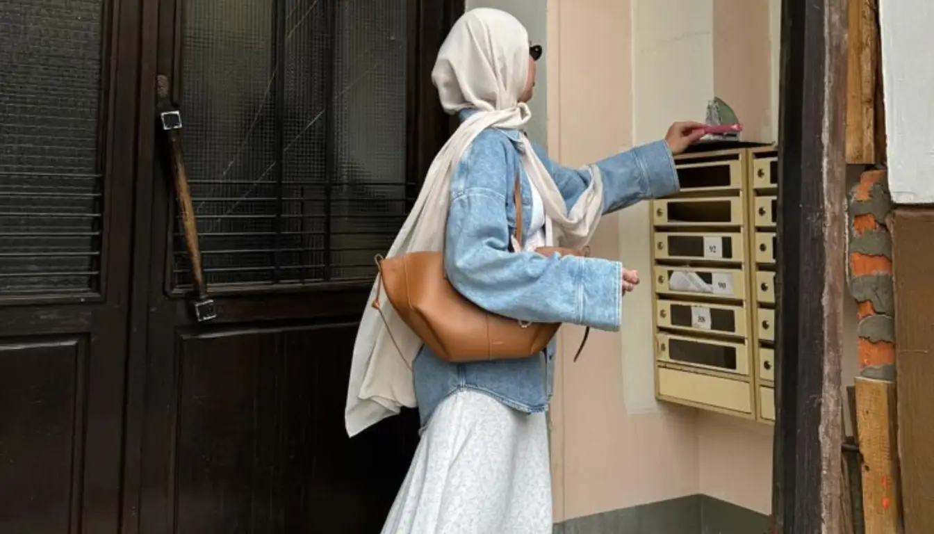 Baju Denim Cocok dengan Jilbab Warna Apa? Coba Jilbab Ivory!